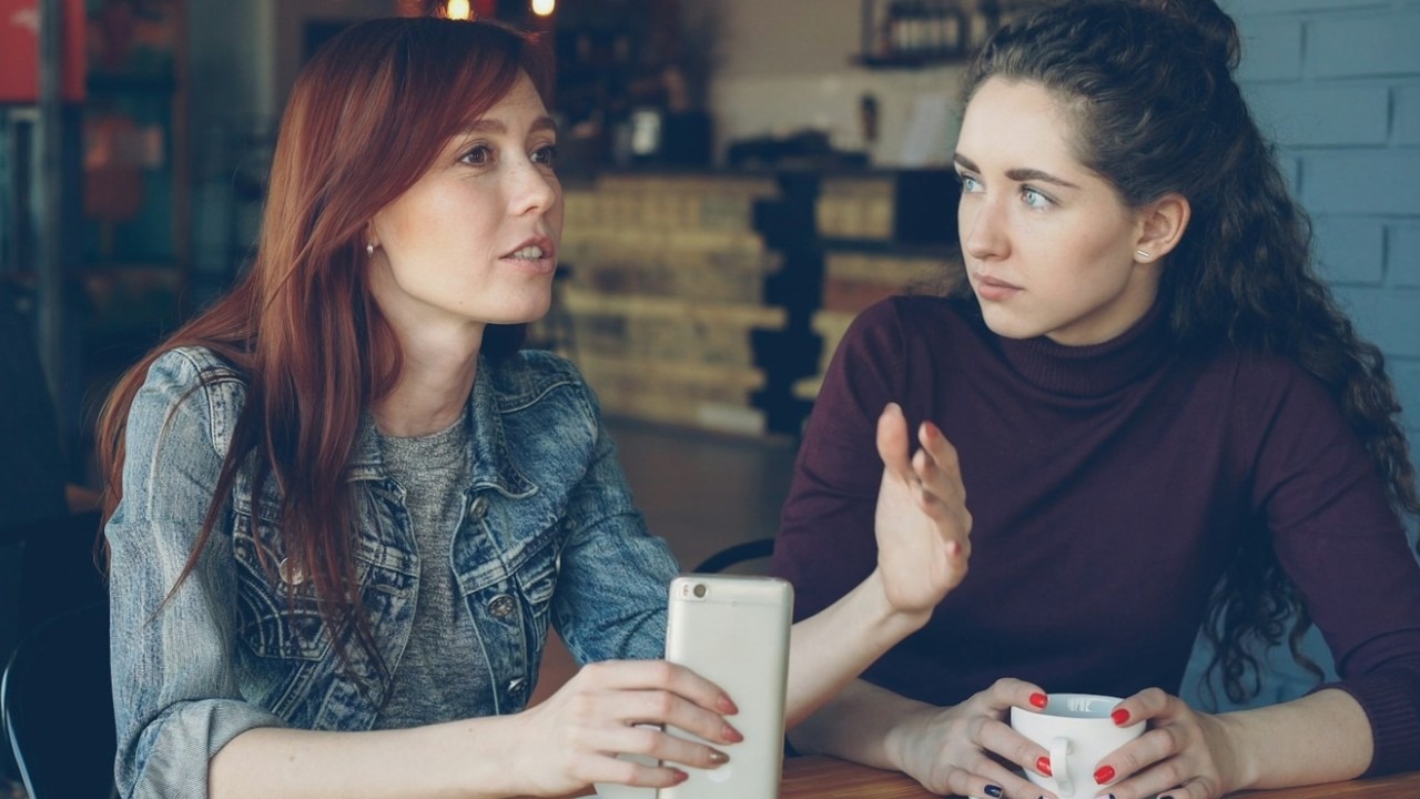 Hochsensible Frau lernt, es nicht mehr jedem recht machen zu wollen Hochsensible Selbstständige, die lernt, es nicht mehr jedem recht machen zu wollen