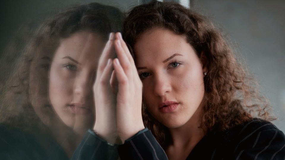 Hochsensible Frau reflektiert die Angst vor der Meinung anderer