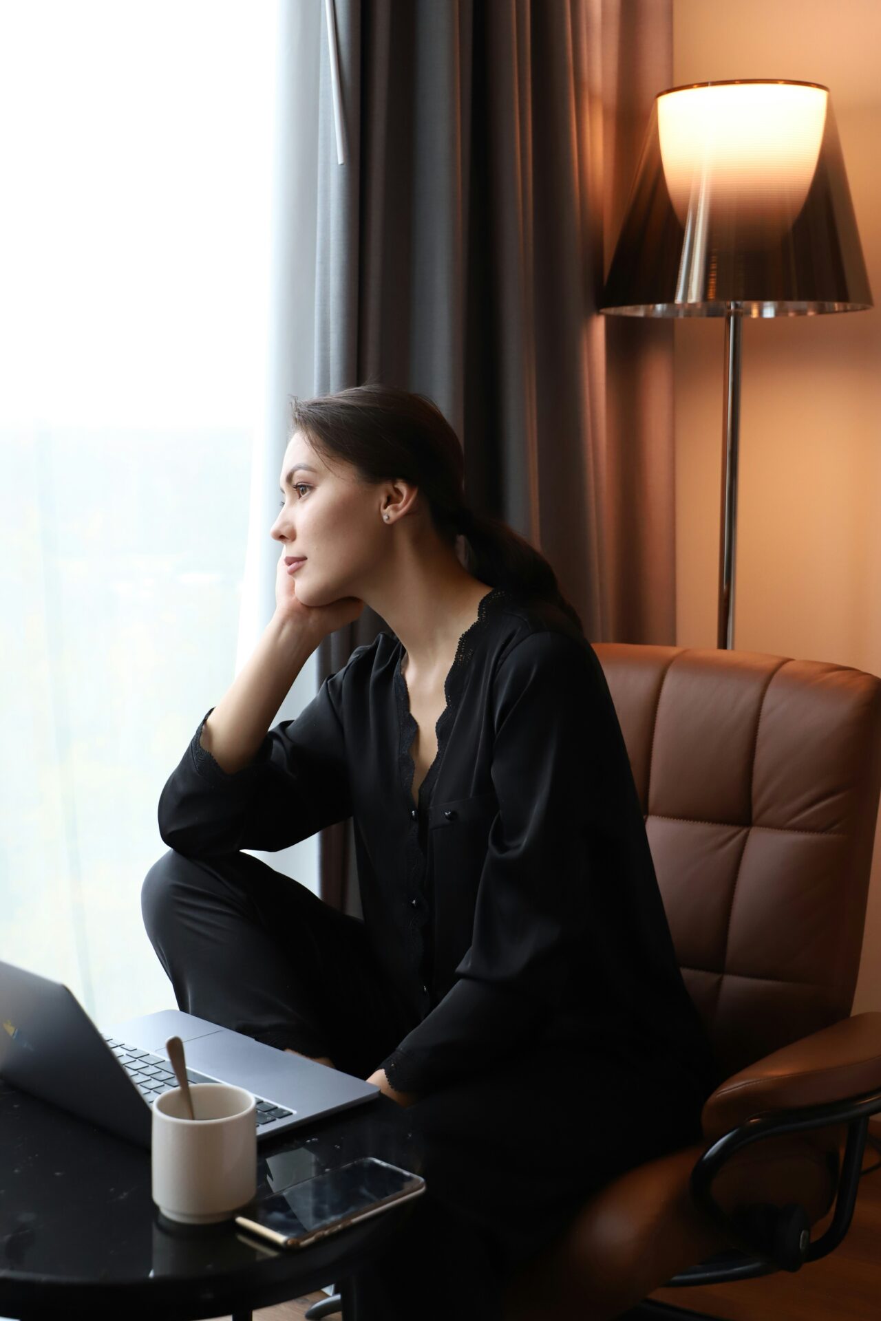 aliya-amangeldi-01LeYD6YvAo-unsplash Frau sitzt ruhig am Schreibtisch mit einer Tasse Tee, Symbolbild für hochsensibel im Business und bewusste Pausen im Unternehmerinnen-Alltag